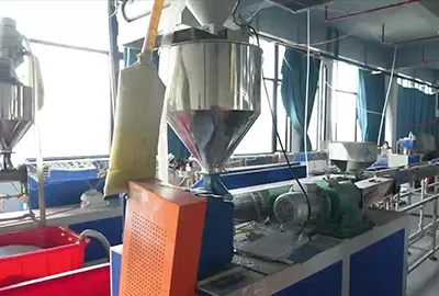 Extrusion equipment and raw material feeding system
